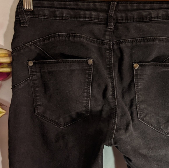 🏷️3for10🏷️ Black Denim Capris - Picture 5 of 5